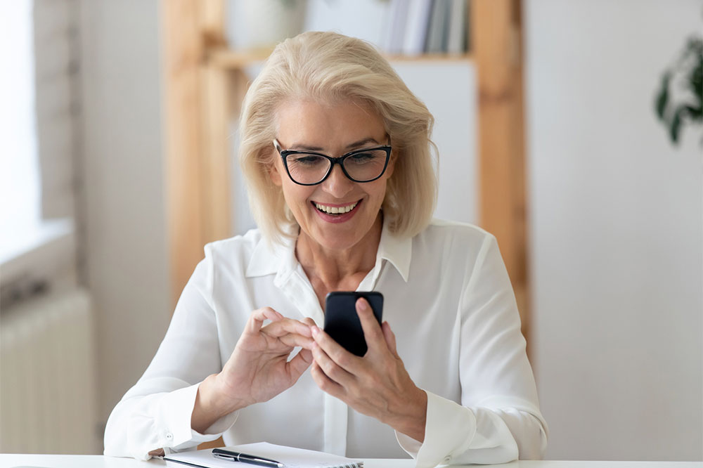 7 Cell Phone Plans Ideal for Seniors