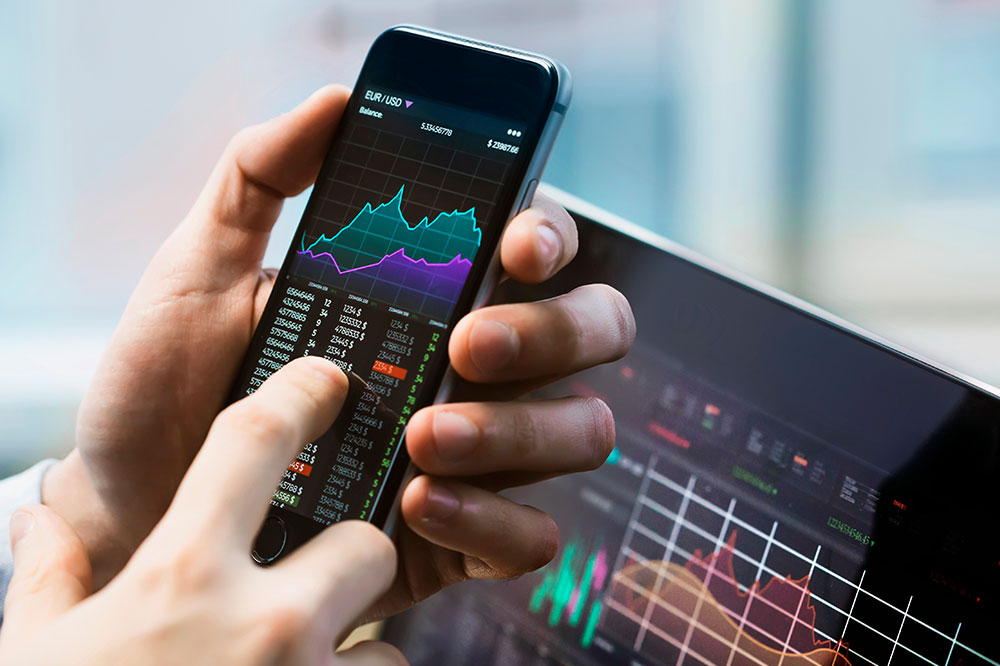 8 popular apps for saving and investing