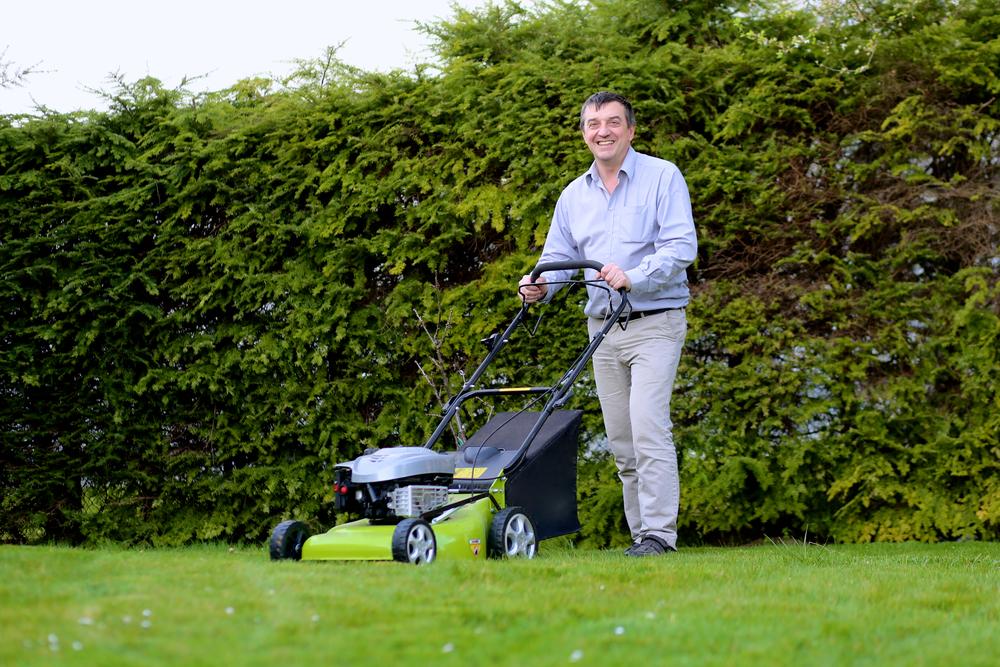 Steps to sharpen the blades of a ride-on mower